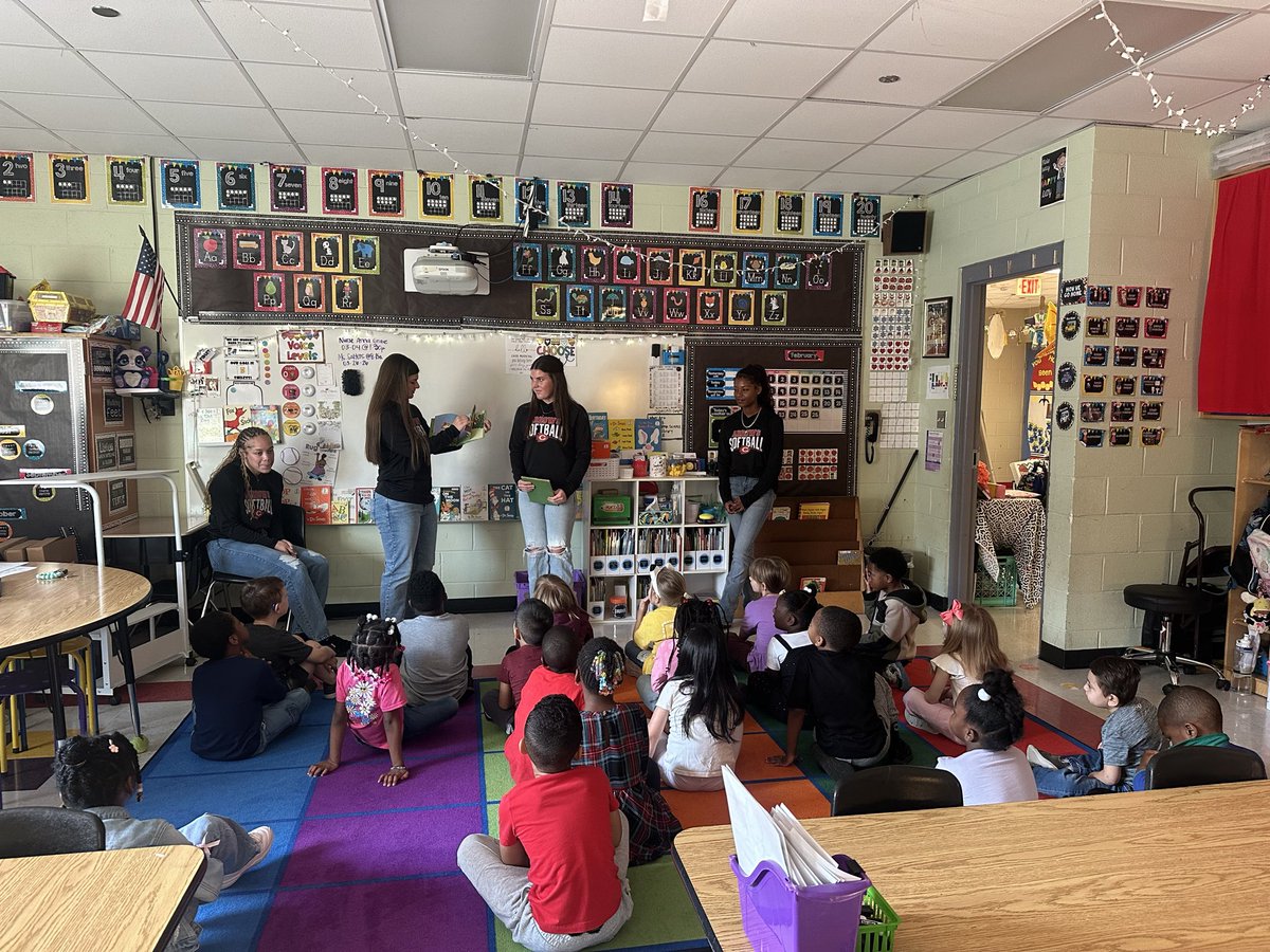 LadyArrowSB's tweet photo. Our girls had the best time this morning opening car doors and reading at Clinton Park! ❤️ https://t.co/tdGcWTYVtF