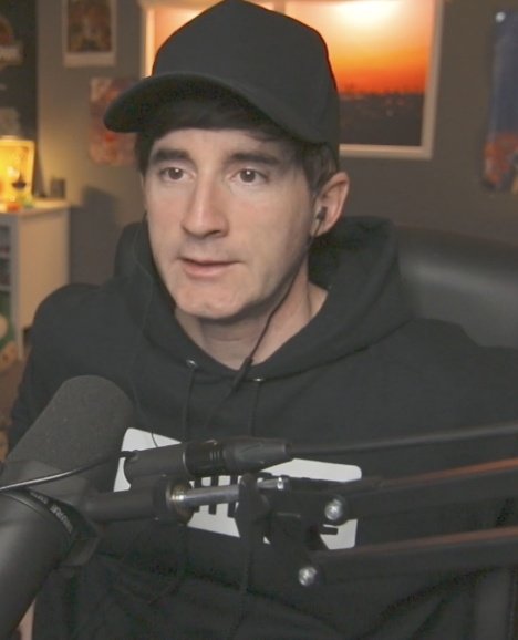 📸| El outfit de hoy es una sudadera negra, dispuestos a reencontrarnos con Leon "Guapo" Kennedy en el Resident Evil!REQUIEM