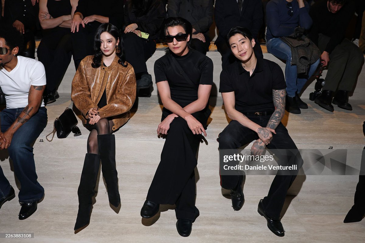 เฟรมพระเจ้า!! "กลัฟ คณาวุฒิ - หนิงหนิง aespa - เจย์ปาร์ค” ร่วมนั่ง Front row ชมแฟชั่นโชว์ Gucci Fall-Winter 2026 ณ กรุงมิลาน ประเทศอิตาลี 

BA GULF WITH GUCCI FW26  
NINGNING AT GUCCI FW26
#GULFxGucciMFW26 
#GuccixGulf #GulfKanawut​
#NINGNINGxGucciFW26 
#NINGNINGxGUCCI #NINGNING