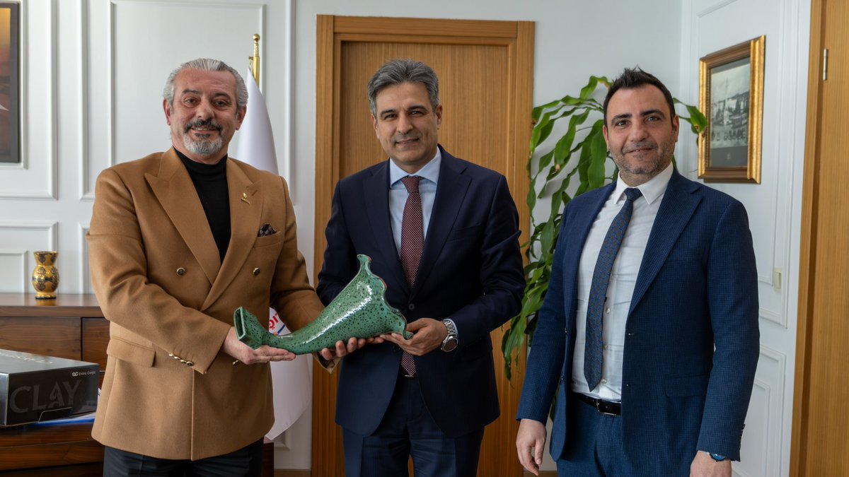 Yönetim Kurulu Başkanımız İzzet Süsoy ve Başkan Yardımcımız Akif Meydancı, Vergi Haftası dolayısıyla İzmir Defterdarı Sn. Ömer Alanlı’yı makamında ziyaret etti. Görüşmenin ardından, kendisine Menemenli ustalarımızın el emeği gramofonunu takdim ettik.