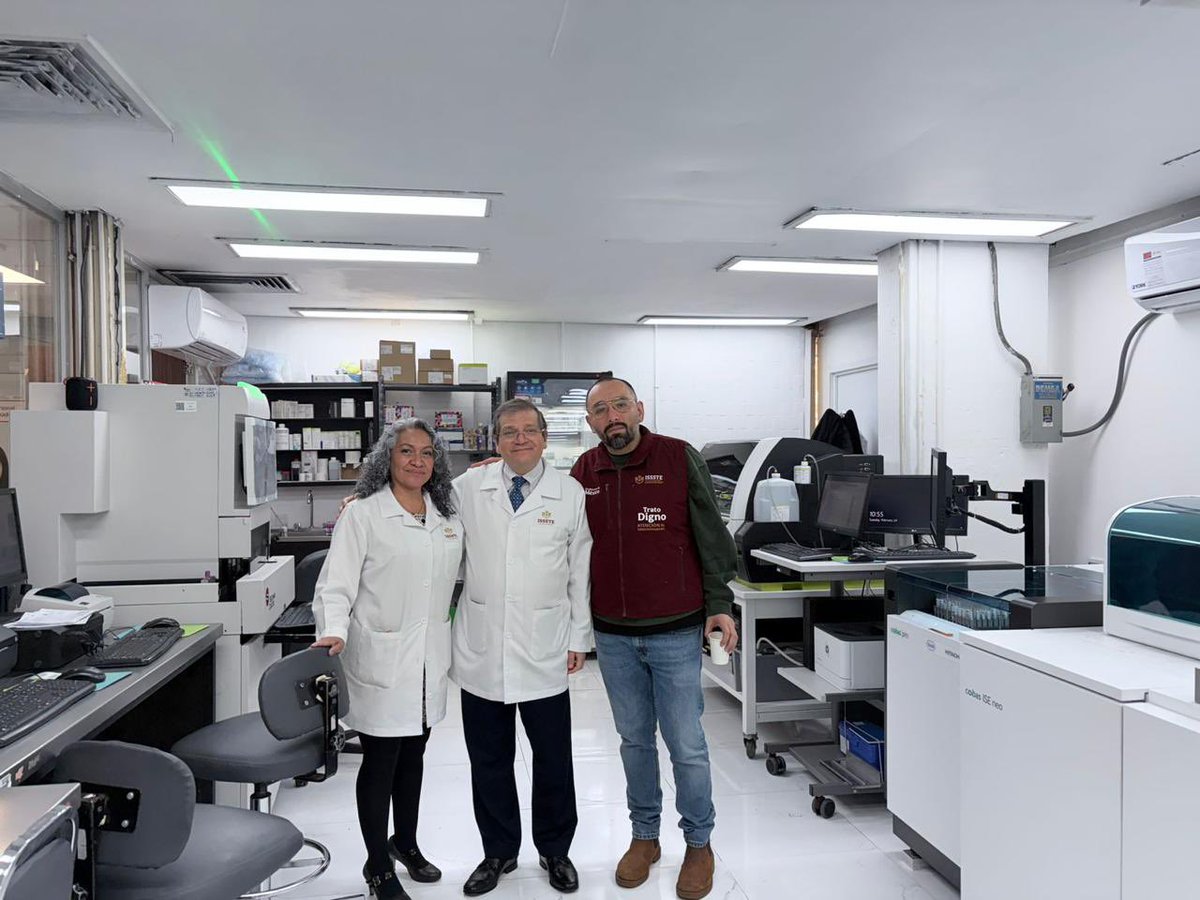 MorenoMarioB's tweet photo. 🏥 Trato Digno Resolutivo: Una Instrucción Humanista de nuestro Director General Martí Batres. 

En el @ISSSTE_mx , la atención a la salud no es solo un procedimiento médico; es un acto de profunda humanidad. Por ello, siguiendo la instrucción clara y la visión humanista de nuestro Director General, @martibatres , estamos transformando la atención en la CDMX.

Bajo la guía, acompañamiento y el respaldo de @RockAvilaISSSTE , Director de Oficinas de Representación, recorremos diariamente cada pasillo de nuestros hospitales para asegurar que el Trato Digno Resolutivo sea una realidad tangible.

¿Qué significa ser Resolutivos? 🤝

Como nos ha pedido el Dr. Batres, no basta con acompañar; hoy, cada situación que detectamos se vuelve nuestra responsabilidad absoluta hasta su total resolución. Somos los encargados de garantizar que el derechohabiente y su familia encuentren respuestas y soluciones en el momento que más lo necesitan.

La suma de voluntades para un ISSSTE más humano.

Este cambio de paradigma solo es posible gracias a la coordinación estrecha con las cabezas directivas que comparten este compromiso. En mis visitas recientes, quiero destacar el apoyo invaluable de:

•Hospital Regional Zaragoza: Mi agradecimiento al Director Dr. Sergio Barragán Padilla, cuya apertura y visión empatica ha permitido que nuestro equipo de enlaces 24/7 trabaje con agilidad en coordinación con el equipo médico en favor de la derechohabiencia. Un reconocimiento especial a Jessica Ortega Adame, quien ha sido una pieza clave en la operatividad de estas soluciones.

•Hospital Regional 1° de Octubre: Gracias al liderazgo del Director Dr. Edilberto Jiménez Rendón, funcionario capaz y humano, con quien sumamos esfuerzos para dignificar la atención y quien nos brinda un apoyo esencial ante las solicitudes de la Derechohabiencia. Asimismo, agradezco el apoyo estratégico de Silvia Méndez Hernández, esencial para consolidar nuestras metas en este hospital.

El mensaje es claro: Solo unidos —personal médico, administrativo, directivos y nuestro cuerpo de enlaces— lograremos consolidar la estrategia humanista impulsada por el Dr. Martí Batres.

En el ISSSTE, no descansamos hasta resolver. 🛡️✨