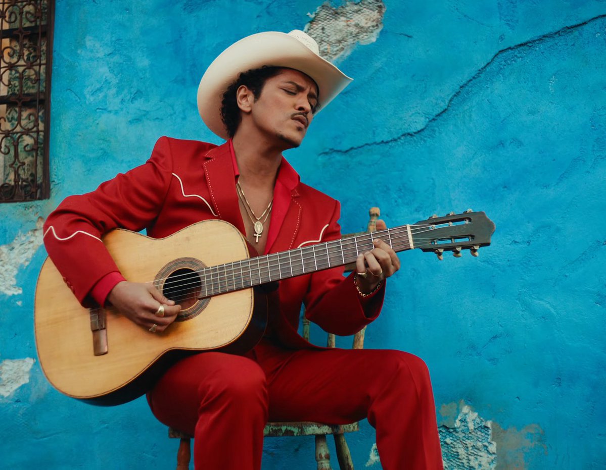 A Forbes destacou o retorno de Bruno Mars como um dos mais criativos da música recente. A produção do novo videoclipe presta homenagem às raízes latinas do artista e já é apontada como forte candidata à temporada de premiações. O resultado está à altura de um artista que passou
