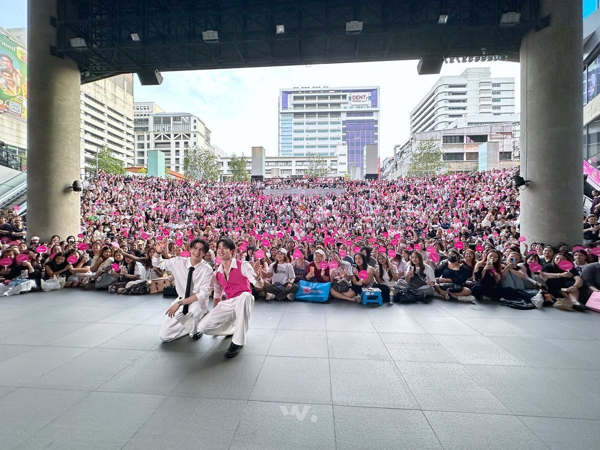 ForWilliamjkp's tweet photo. รวมพลแบบอบอุ่นจุใจ ใครไม่ได้ไปสามารถดูไลฟ์ย้อนหลังได้นะคะ คืนนี้ขอให้ทุกคนหลับฝันดีน้าา~ 💙🤟🏻✨

🔗 https://t.co/YXdzqLsy9v

WILLIAMEST GLOW ERA
#EVEANDBOYXWILLIAMEST 
#williamjkp #WilliamEst https://t.co/bWIUq60xcG
