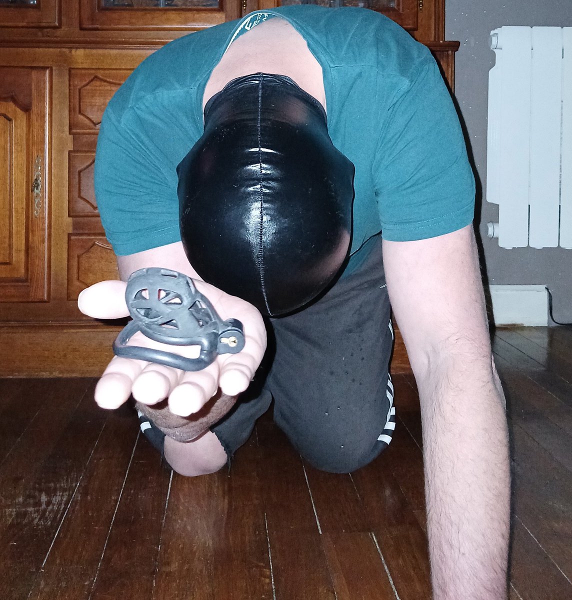 😈🤑Et si on jouait avec mon @PigeoDeLouis90 ? Il portera sa cage de chasteté 10min / ♥️🔄💬 ce week-end. Durée : 6h🤑😈