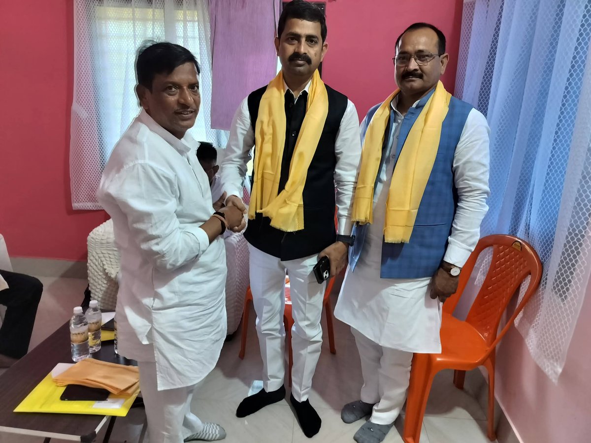 rishikantraibjp's tweet photo. 📍पश्चिम बंगाल प्रवास 
आज संगठनात्मक जिला कार्यालय पर  सत्ता परिवर्तन यात्रा व आगामी मंडल बैठकों की योजनाओं हेतु जिलाध्यक्ष श्री समित मंडल जी एवं पार्टी पदाधिकारियों के साथ बैठक की।
#BJP4Bengal #26SeBJPAsche #rishikantrai
#rishikantraibjp 
@idharampalsingh https://t.co/7OchIiknXv
