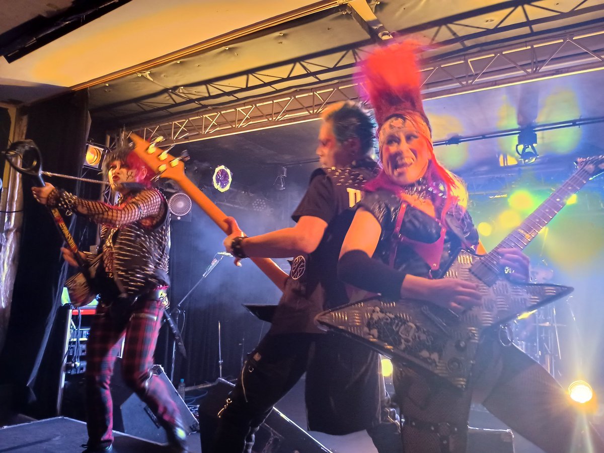 ChibeNemu's tweet photo. 流血ブリザード楽し😆✨️🎸
パンクは伝統芸と言いながらものすごく進化し続けていますよ〜👊
観た後にこんなにスッキリするバンドはないです☀⭐️なんならうっすら涙さえこぼれそうになります😢✝️(感じ方には個人差があります)
＃流血ブリザード
＃西九条ブランニュー https://t.co/2K0v1zF90S