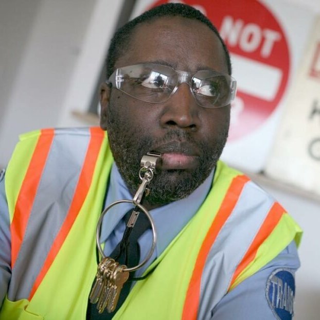 EnsedeCiencia's tweet photo. 🔴 Él es Darius McCollum, paciente diagnosticado con Asperger, y ha sido arrestado más de 30 veces por tomar el control de autobuses y trenes en Nueva York para conducirlos correctamente. https://t.co/EwOD8vzsqV