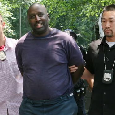 EnsedeCiencia's tweet photo. 🔴 Él es Darius McCollum, paciente diagnosticado con Asperger, y ha sido arrestado más de 30 veces por tomar el control de autobuses y trenes en Nueva York para conducirlos correctamente. https://t.co/EwOD8vzsqV