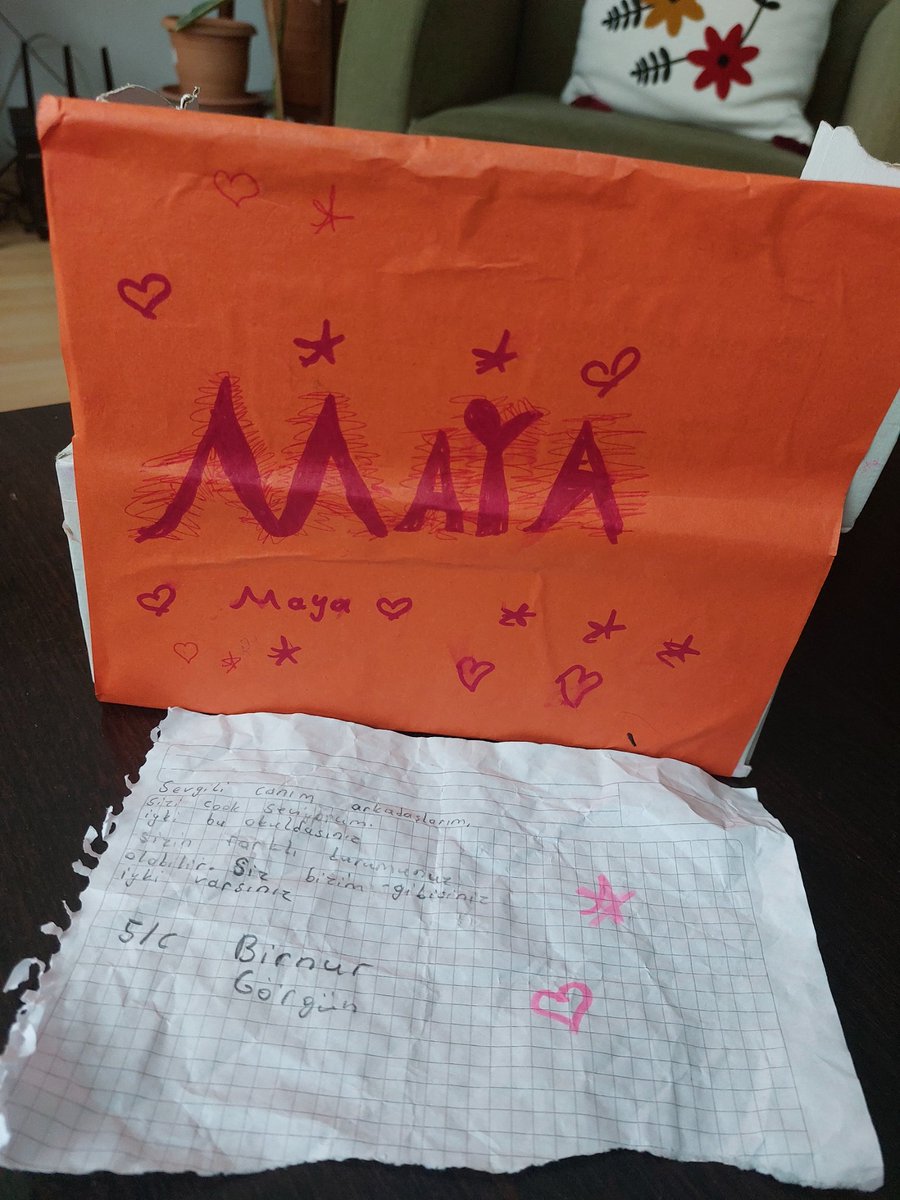 Bugün okuldaki bir çocuk, kızım için kartondan küçük bir kürsü yapmış. Üzerine adını yazmış, yıldızlar ve kalpler çizmiş. İçerisine de okuldaki özel eğitim sınıfı öğrencileri için bir not bırakmış:

“Sevgili canım arkadaşlarım sizi çok seviyorum.
İyi ki bu okuldasınız. Sizin