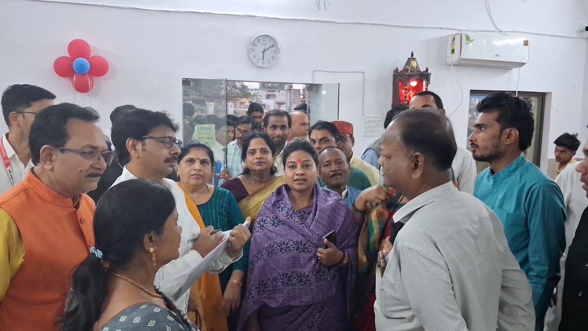 आज अनूपपुर रेलवे स्टेशन में आयोजित अनूपपुर, वेंकटनगर एवं कोतमा स्टेशनों पर ट्रेनों के ठहराव के लोकार्पण कार्यक्रम में सम्मिलित होकर कार्यक्रम को संबोधित किया।
