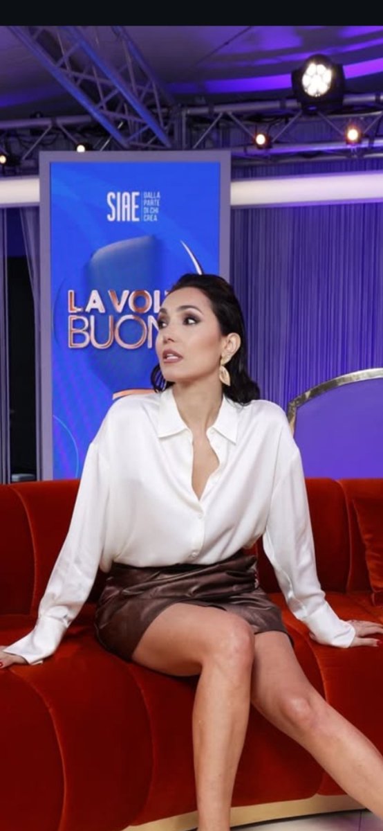 chemsier's tweet image. Caterina Balivo- 25.02.2026

Charmante et sublime @caterinabalivo dans l'émission "La Volta Buona"
Quelle belle présentatrice !
😍

#chemisier #blouse #satin #soie