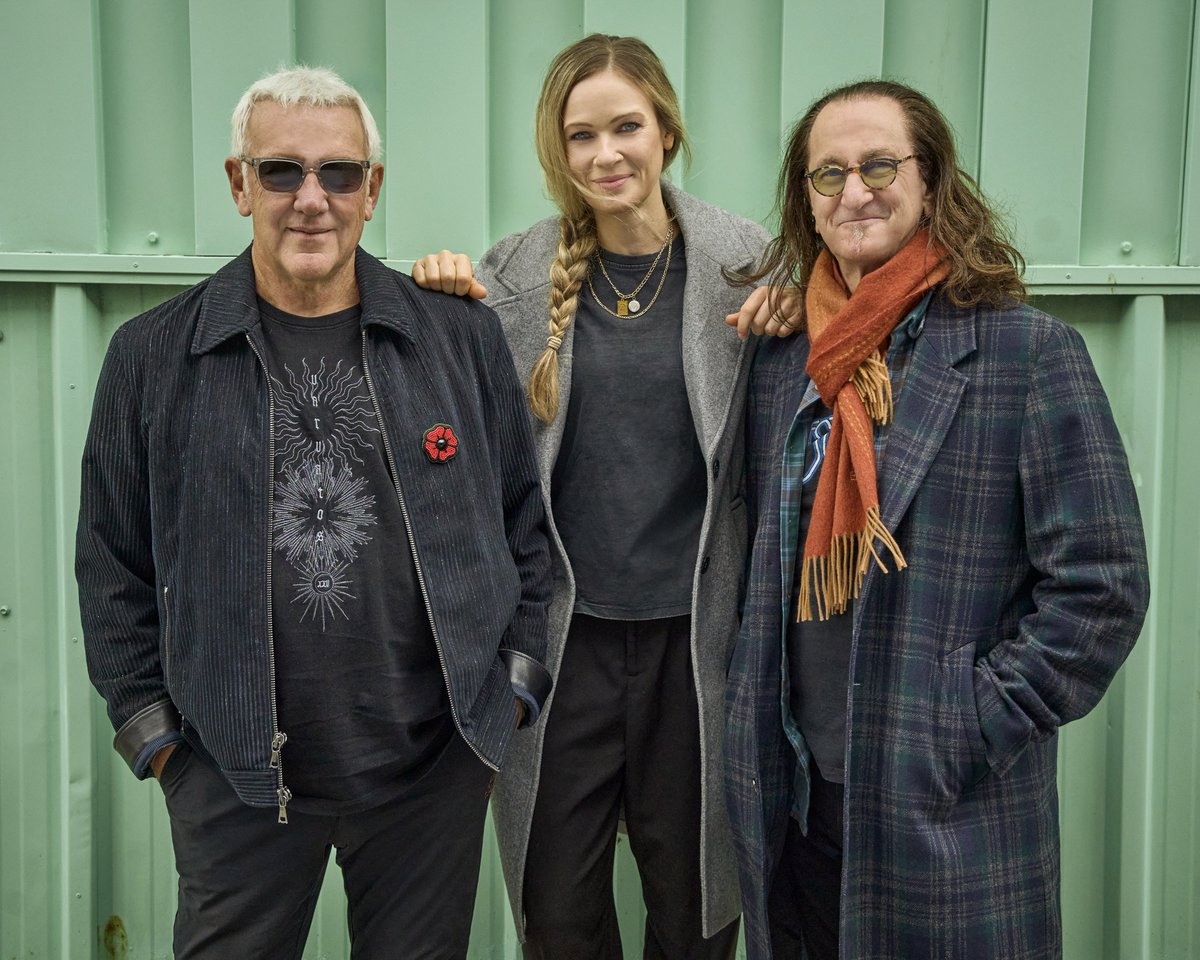 Esta é a primeira foto oficial da nova formação do Rush. A baterista Anika Nilles ocupa a vaga deixada pelo falecido Neil Peart e se junta ao guitarrista Alex Lifeson e ao vocalista e baixista Geddy Lee para uma turnê de reunião.

Foto: Richard Sibbald
