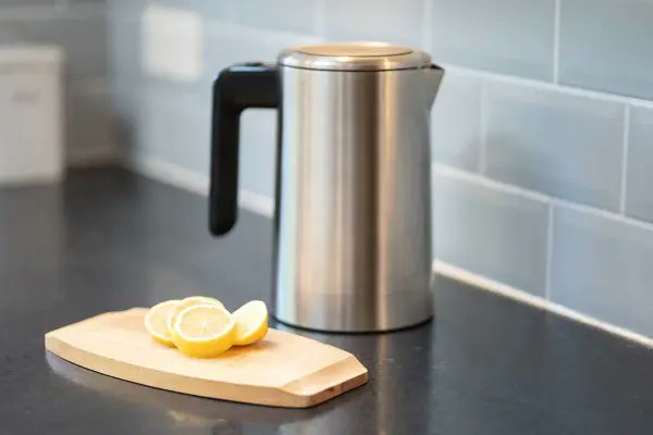 BeckandCallCl's tweet photo. How to descale a kettle with with lemon
     Fill the kettle with water and add 2 tablespoons of lemon juice. Boil, soak for 30 min and rinse.
      After descaling always boil and discard  fresh water one or two times before using again.
Tip: Avoid leaving water in the kettle. https://t.co/8O6AvMGmSz