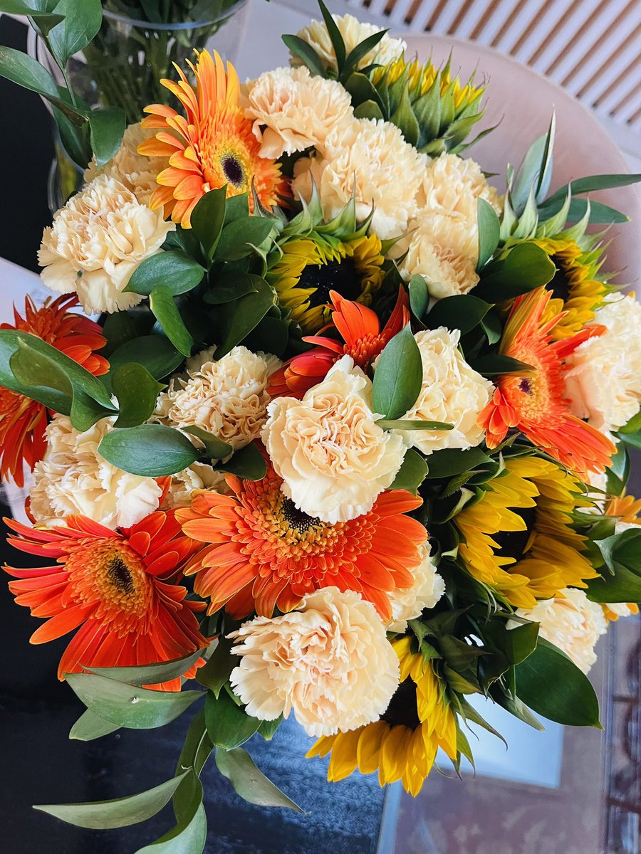 NonosFlowers's tweet photo. Friday afternoon flower delivery. #NonosFlowers 🌷❤️ https://t.co/QHlIzCbHlY
