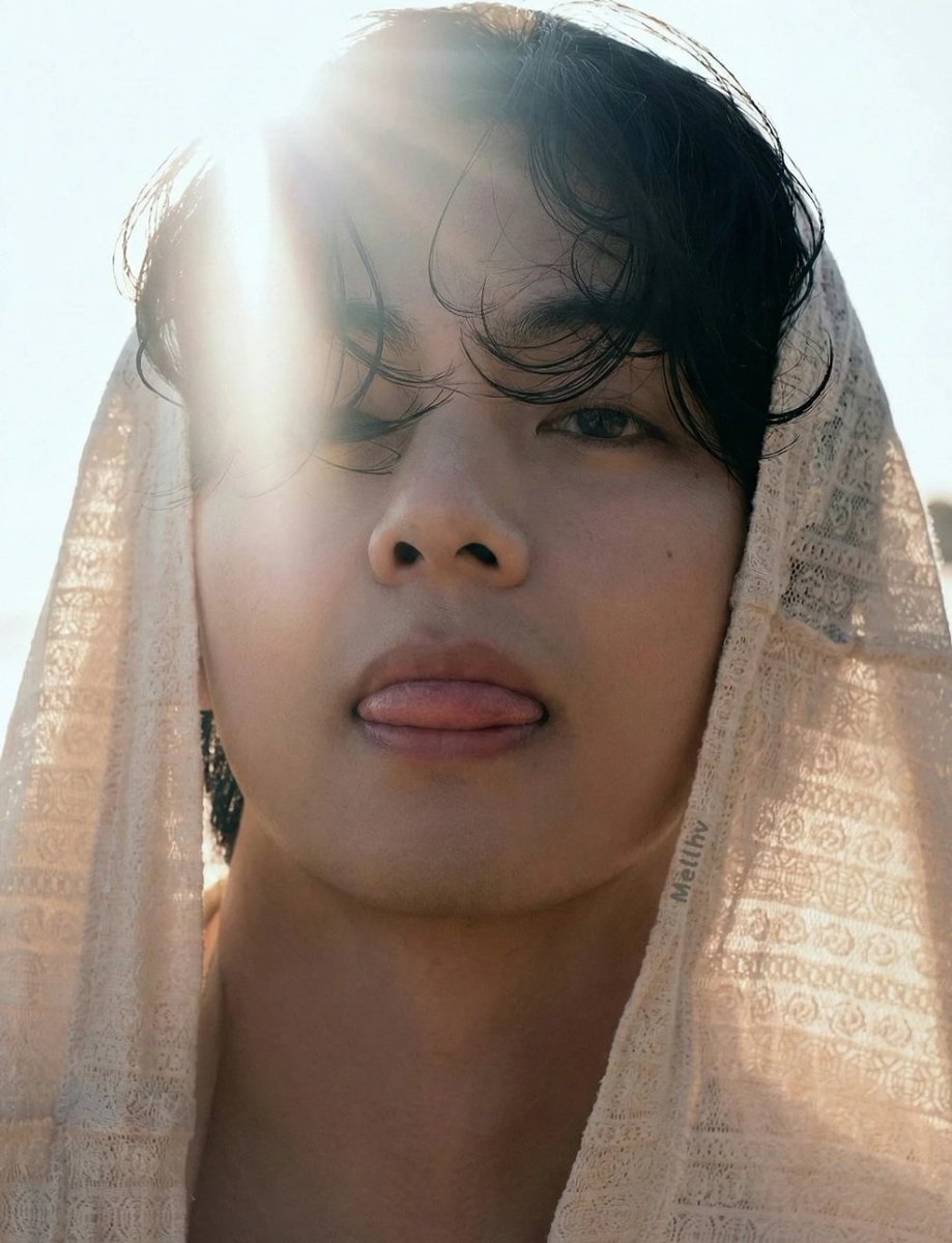 thvismuse's tweet photo. why is this the dreamiest picture of Taehyung ever https://t.co/HckOgFyUcQ