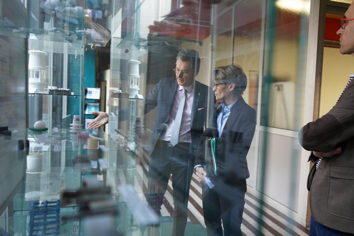 Prefecture42's tweet image. 🇫🇷 Ce jeudi, la préfète de la #Loire s’est rendue à l’École des Mines de Saint-Étienne, invitée par le directeur de l’établissement, Jacques Fayolle.

Muriel Nguyen a pu visiter une véritable institution de l’#Enseignement et de la #Recherche dans la Loire, mais aussi en France.