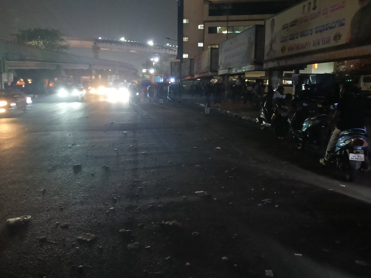 meavinash6262's tweet photo. As of today I see street lights of Silk Board bus not working again and posing a safety concern especially for hundreds of women .
Please fix it as soon as possible.
#Bengaluru
@GBAChiefComm 
@GBA_office 
@comm_blr_south 
@Tejasvi_Surya https://t.co/IUBlptOjgm
