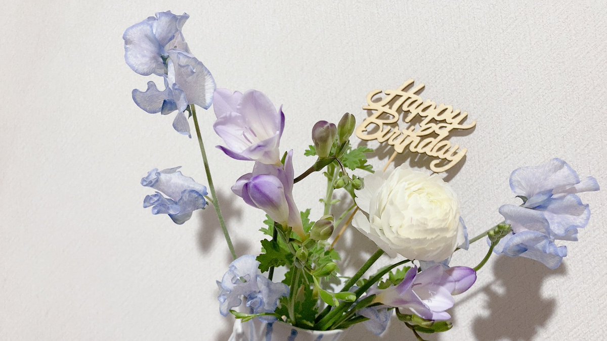 moonholic1982's tweet photo. 🎉 HAPPY BIRTHDAY TO YOU 🎂

Hope you a happy and stey healthy‼︎
またReNくんの音楽聴けるの待ってるよ〜😊
@Renmusic28 

春のお花がとてもとてもいい香りで花束抱えての帰り道幸せだった〜💐 https://t.co/54nsF3zFtL