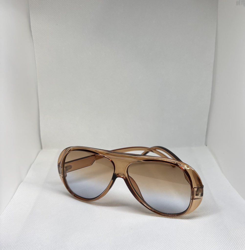 Bon je me lance , j’ai cherché le # de vendredi production pour avoir plus de visibilité ici , hélas . Je commercialise de lunettes de soleil , vous pouvez m’aider en retweetant  s’il vous plaît  . 
Mon client se trouve peut-être sur votre TL. Merci 🫶🏽
Prix : 5000 - 7000 francs