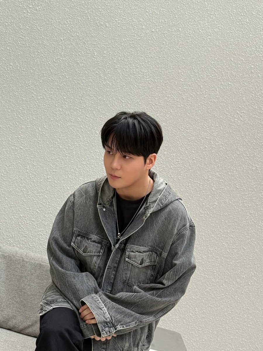 *duduk manis seperti perawan*