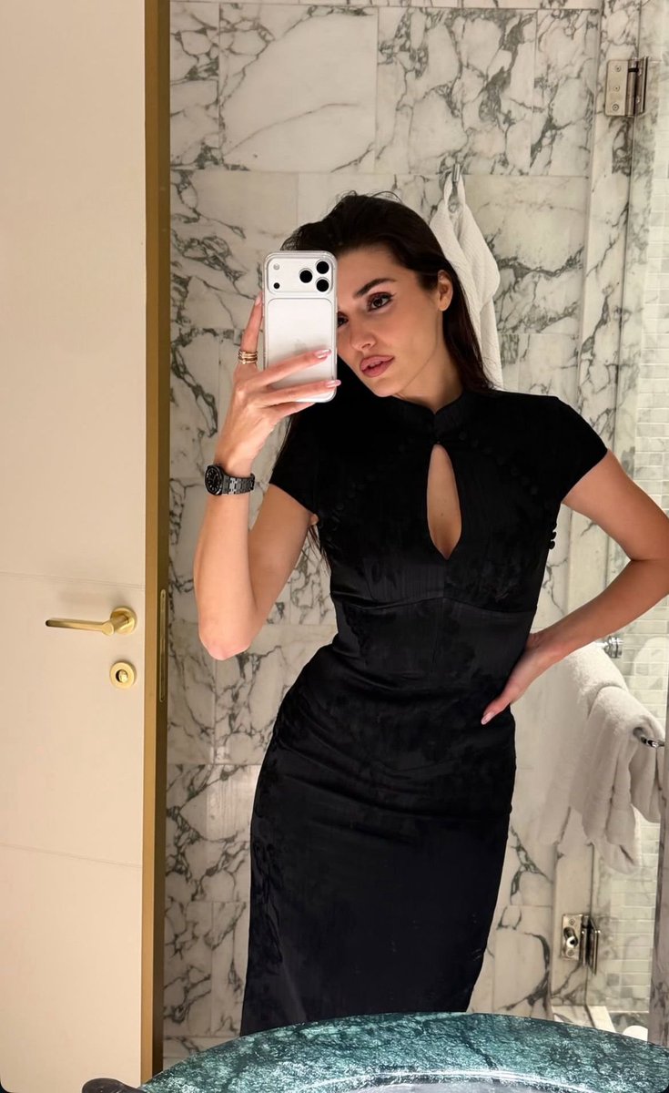 populicc's tweet photo. Hande Erçel, son 24 saatte paylaştığı ayna pozu ile takipçilerinin ilgisini çekti. https://t.co/Pto9DsaBu3