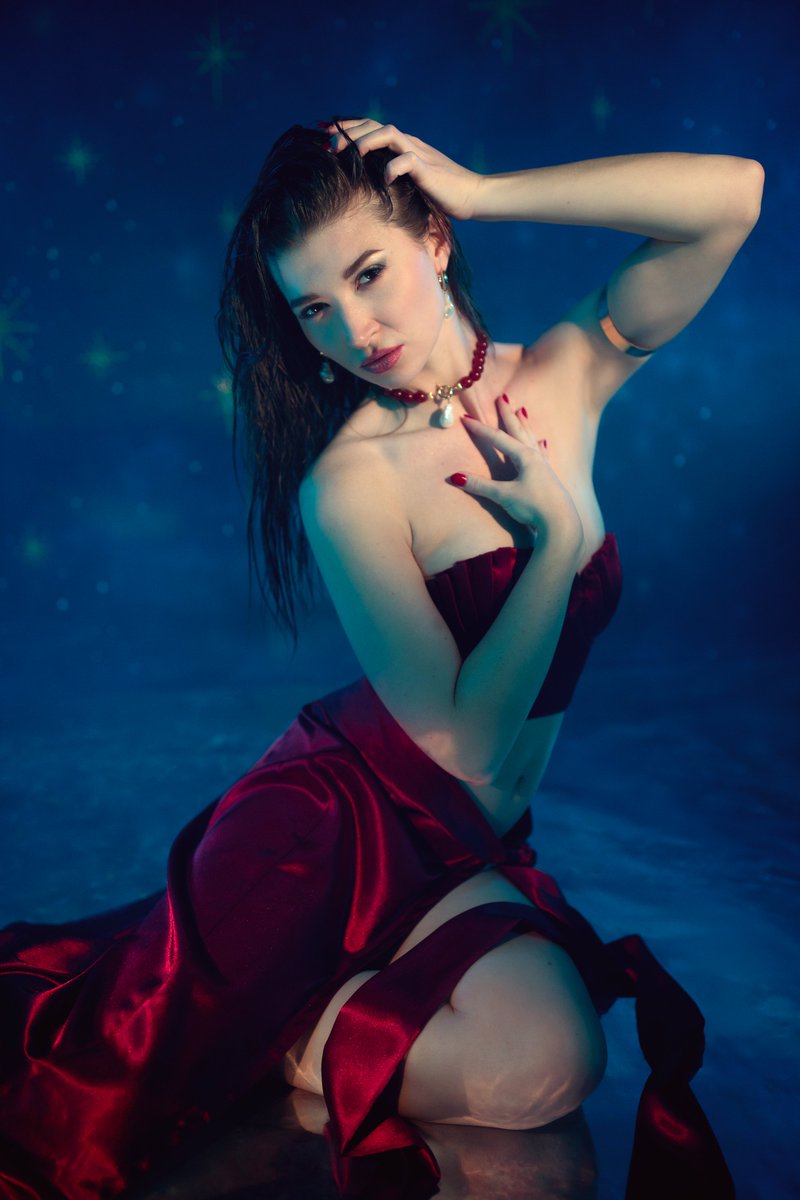 Come with me for a midnight folie in the deep, blue sea 🌊