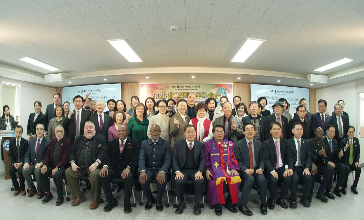 monarchreport25's tweet photo. 70 religious leaders from around the world just flew to South Korea.

Not for a conference.

To visit an 83-year-old woman in a detention cell.

Dr. Hak Ja Han has been held at Seoul Detention Center for 157 days. 

On February 26, a delegation led by Bishop Luonne Rouse visited her behind bars. 

They came as part of the 2026 World Clergy Leadership Conference National Prayer Rally.

What they found: a religious leader who, rather than asking for sympathy, spent her limited visitation time encouraging her visitors to carry out God's will.

The delegation issued a joint petition calling for:

･ Humanitarian treatment for an elderly detainee in declining health
･ Protection of religious freedom and conscience
･ Reconciliation over retribution

Johannes Ndanga, president of the Africa Christian Council International, said the scene reminded him of the persecution of the innocent in the time of Jesus.

Bishop Rouse stressed this was not about defending one organization. It was about defending universal principles of justice and conscience.

The petition will be formally submitted to South Korean judicial authorities and shared with international human rights bodies.

At 83, Dr. Hak Ja Han tells her visitors from behind bars.
"Do not worry about me. Let us pray for Heaven and for the world."

Source: https://t.co/2MfzGxTquY
