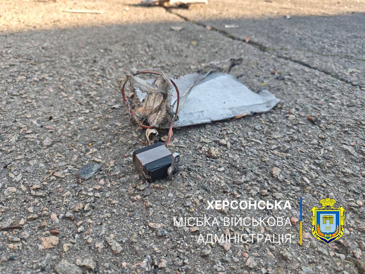 На фото — наслідки атаки російського безпілотника в Дніпровському районі Херсона. Внаслідок удару поранені двоє людей, повідомили в МВА.

Фото: Херсонська МВА/Telegram
#Херсон
