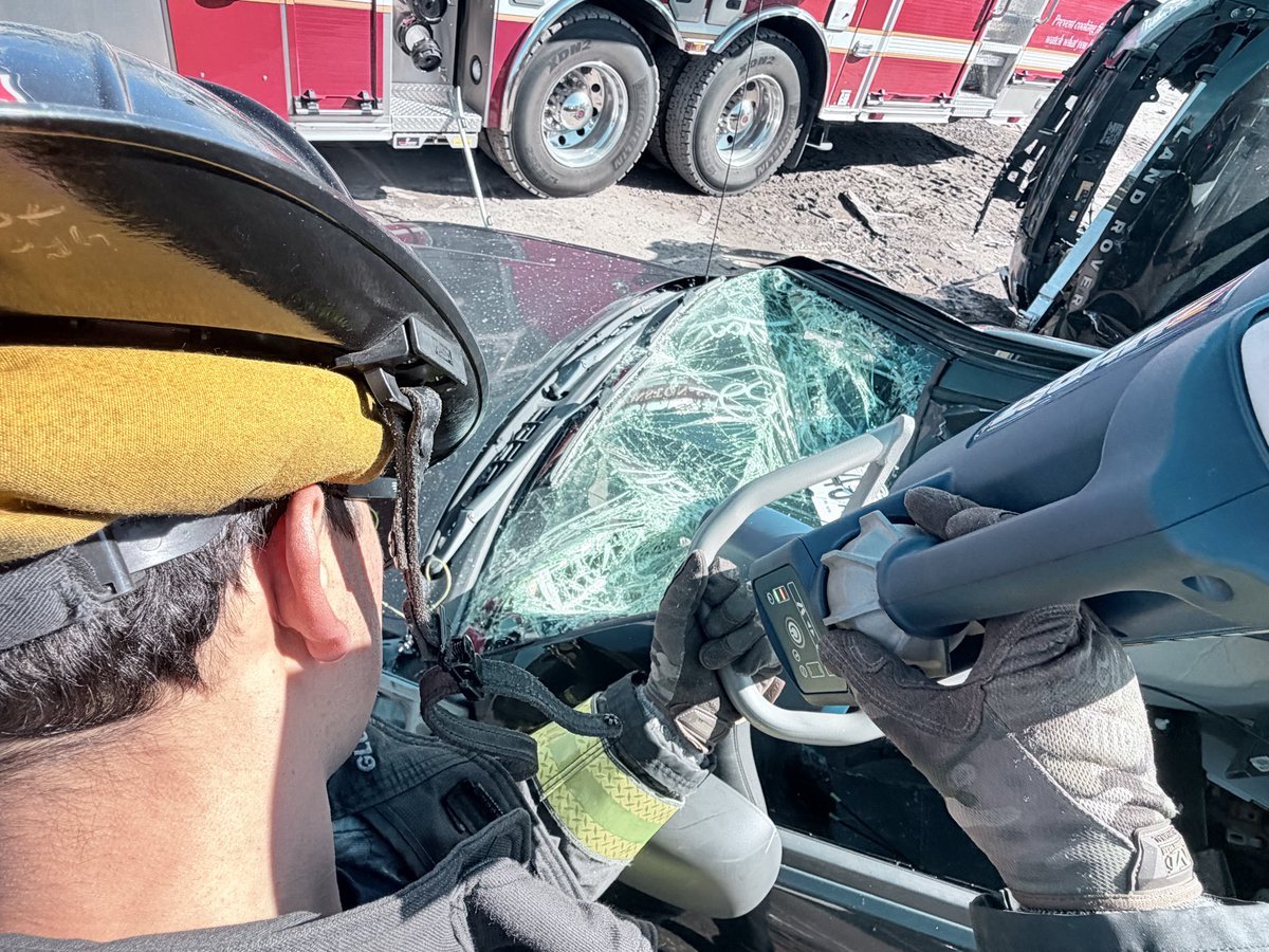 cityofwsfire's tweet image. Extrication training 🚗✂️

By learning to safely cut the A, B, and C pillars of a vehicle, firefighters can remove doors, take the roof, and create the space needed to reach and safely remove trapped patients.🔥
#WSFire #TrainingMatters
