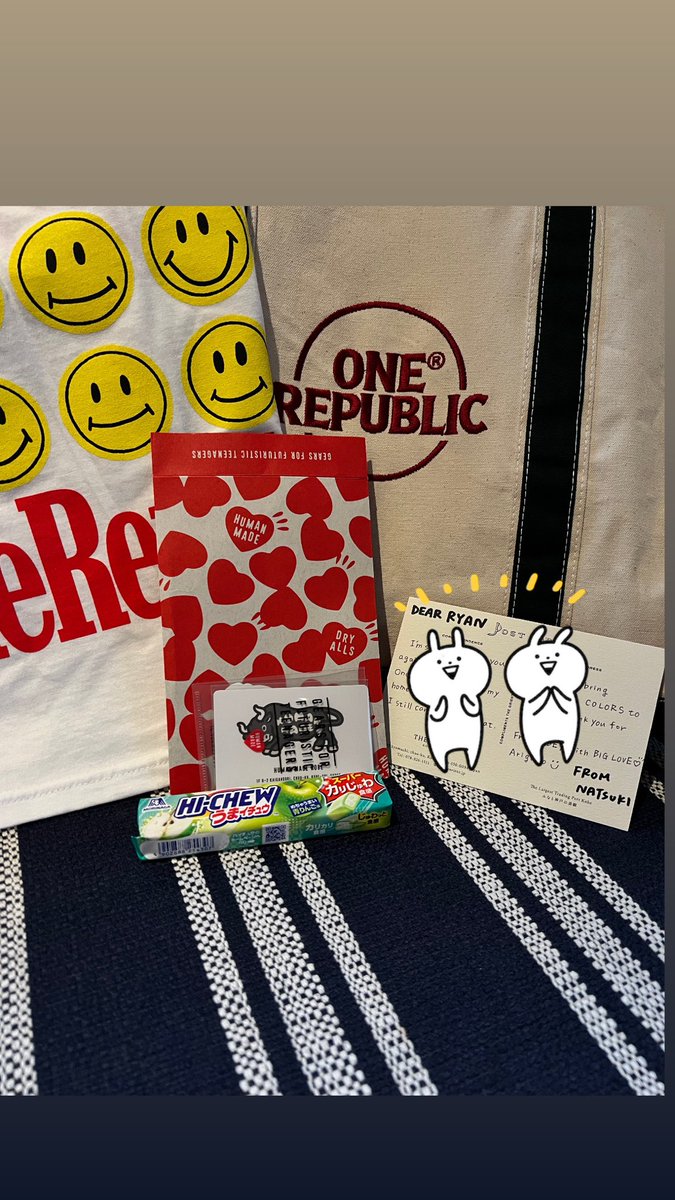 BlueNY937's tweet photo. 神戸に来てくれて、本当にありがとうございます！ライブに行くたびに、より最高なパフォーマンスを届けてくれる。ずっと念願だったライアンのギターピックもいただけて感無量😭また日本に戻ってきて🙏🏼Human madeのソックスやハイチュウが、無事にライアンの手元に届きますように…🫶🏼❤️🌟@RyanTedder https://t.co/i2dnsnYmEy