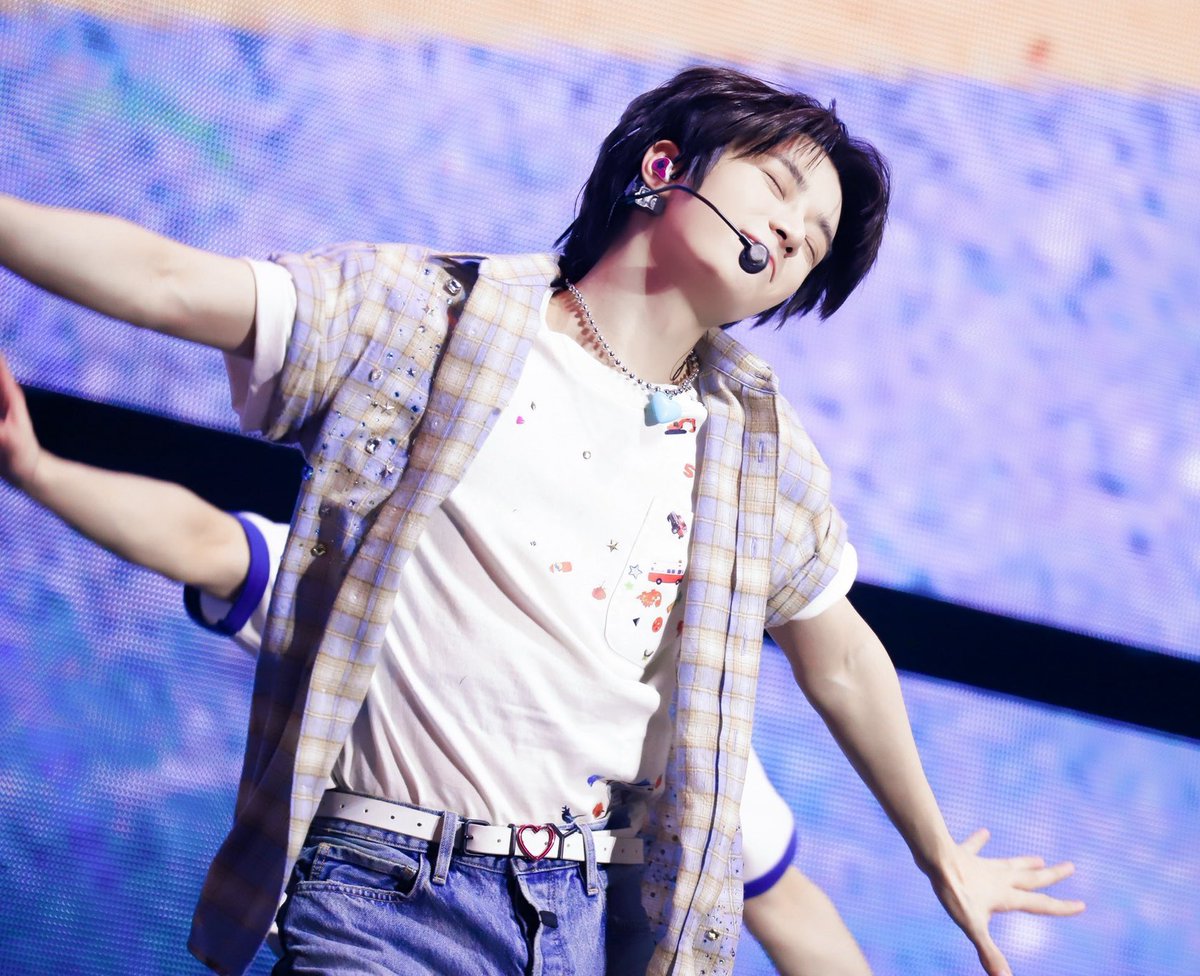 why do i find it cute the way they dressed beomgyu the exact same look with sprinkle of touch which made it so beomgyu like the short sleeved tshirt instead of sleeveless one tucked in his jeans, the different of the accessories and the belt 😂