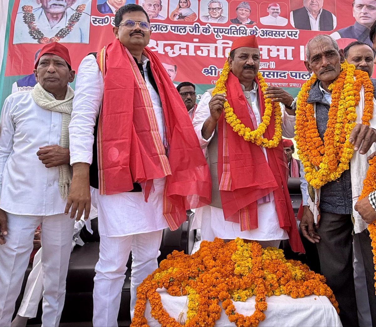 sandeepatelsapa's tweet photo. आज  स्व० डॉ० मुन्नी लाल पाल जी की पुण्यतिथि के अवसर पर मेजा विधानसभा क्षेत्र के बरसैता में आयोजित श्रद्धांजलि सभा में समाजवादी विचारधारा के प्रेरणास्रोत एवं माननीय राष्ट्रीय अध्यक्ष श्री अखिलेश यादव जी के नेतृत्व और उनके जनहितकारी कार्यक्रमों से प्रेरित होकर समाजवादी परिवार के https://t.co/Bo5wrSr9dy