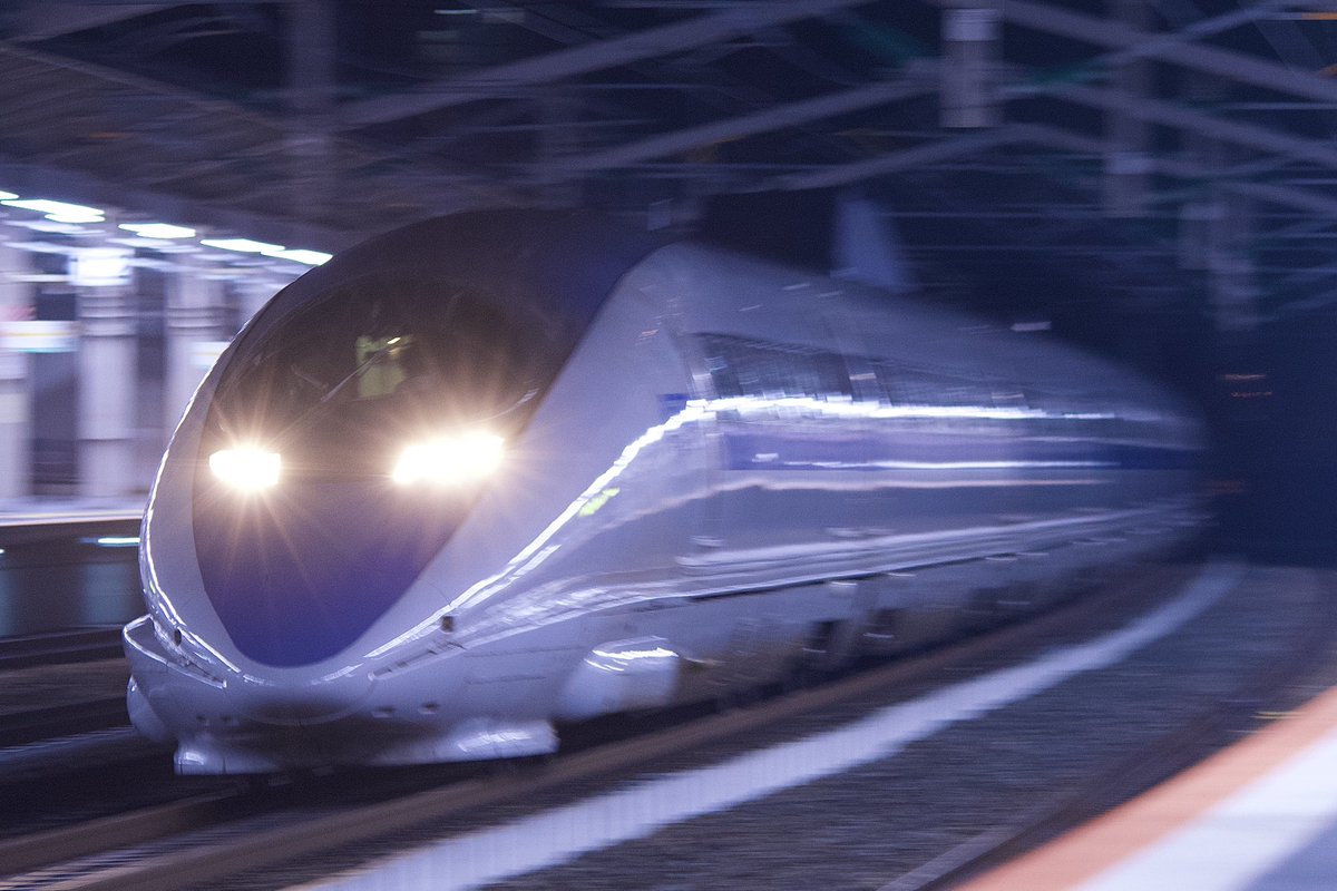 w_6a's tweet photo. 久々に西明石夜通過が撮れるとのことでスクランブル
何とか先端付近が止まったのでヨシとします
頻度を考えると姫路留置に500系が入るのはこれが最後かな
 #500系 https://t.co/sFr9QaGBKt