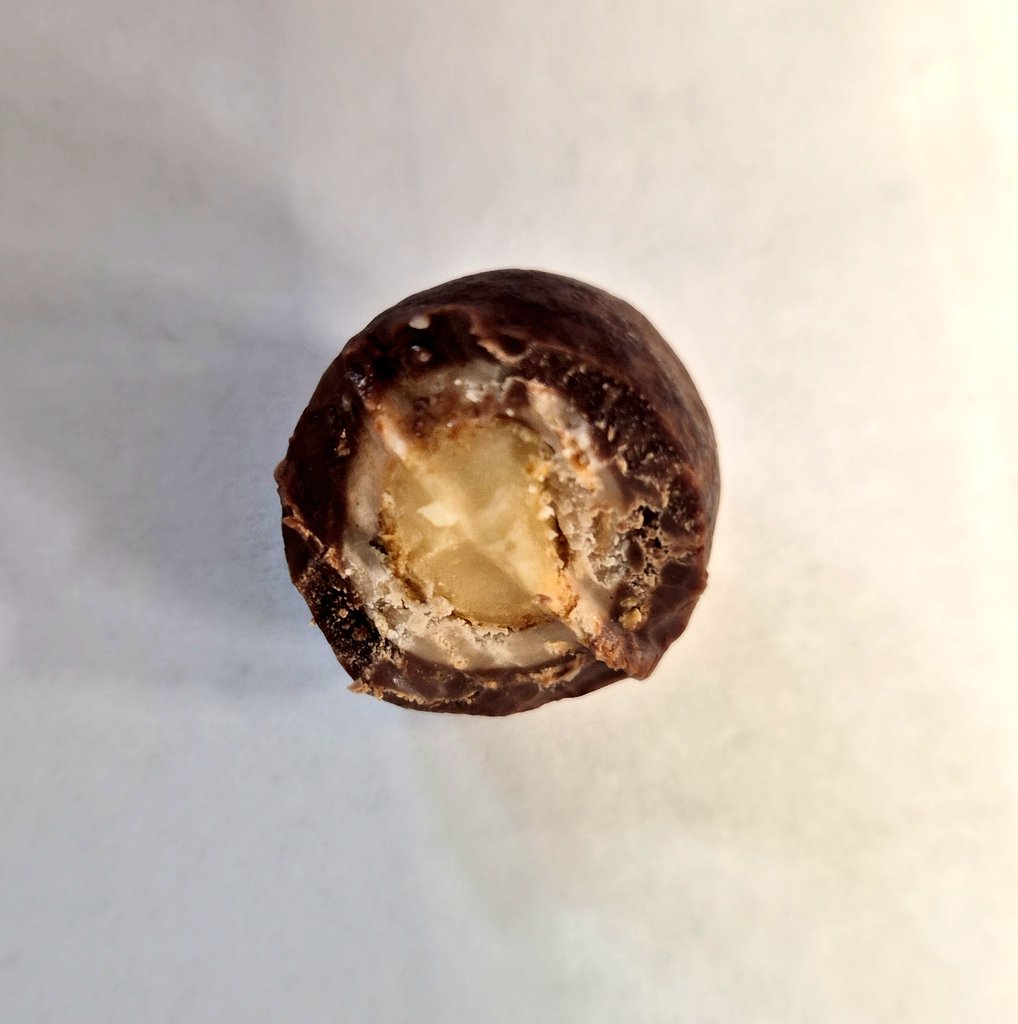 선물받은 초콜릿 맛있어서 올림

📍하와이안 호스트 - 토스티드 코코넛 밀크 초콜릿

고급진 초콜릿 단 맛+안에 마카다미아?의 고소함+마카다미아 겉을 둘러싼 바삭한 과자의 식감+과자에서 느껴지는 솔티한 맛=경 맛있음. 또살템🫶

유일한 단점 : 비쌈