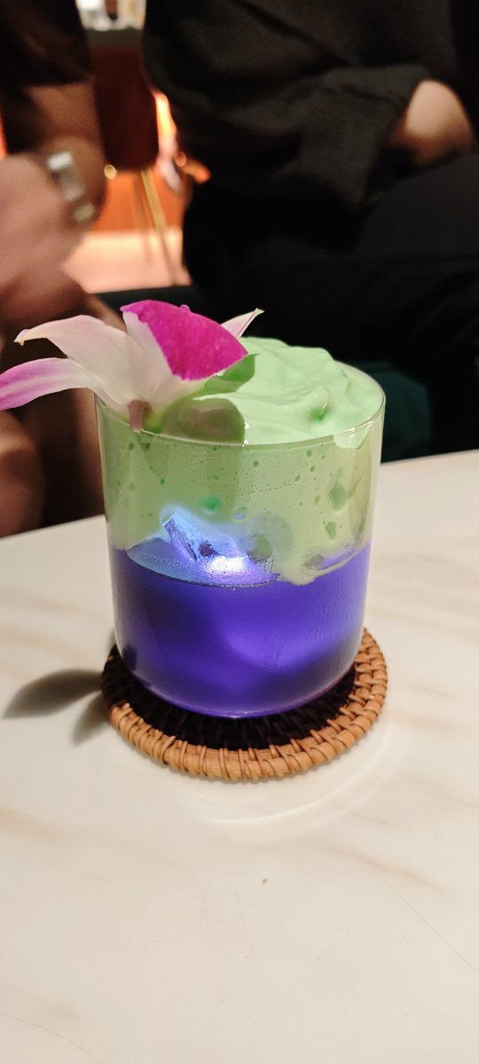 推開販賣機大門，解鎖台中的祕密基地 VENDER！這裡連酒單都藏在精緻木盒裡，點酒過程充滿神祕的儀式感。
​杯中色澤如極光般迷幻交織，搭配精緻的造型點綴，視覺層次極其優雅。這裡將星馬靈魂注入創意，呈現出細膩且大膽的液體藝術，每一口都是感官的驚喜。這場充滿質感的味覺冒險，絕對值得一訪再訪！