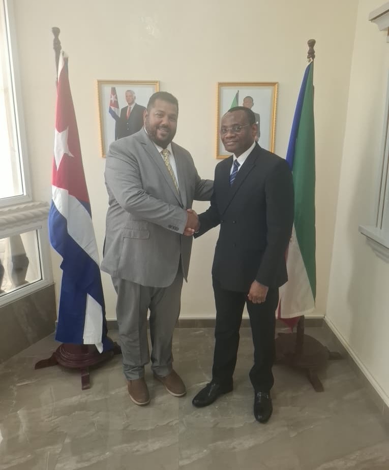 El embajador de #Cuba🇨🇺, Ángel G. Suárez, sostuvo un encuentro con Carlos Martín Eto Alene, presidente de la Asociación de Ecuatoguineanos Graduados en Cuba, donde dialogaron sobre su fortalecimiento y la cooperación bilateral.
#UnidosXCuba

🔗misiones.cubaminrex.cu/es/articulo/em…