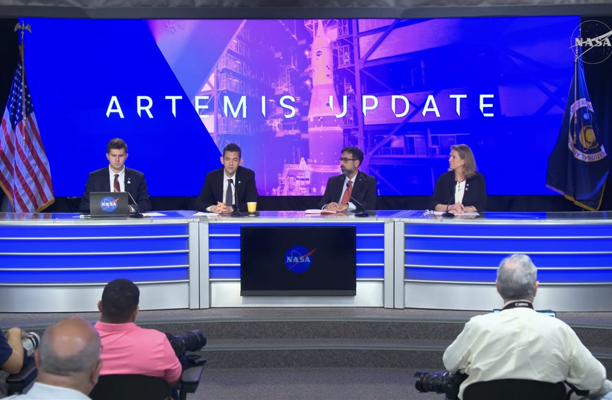 Chris Hadfield tweet media