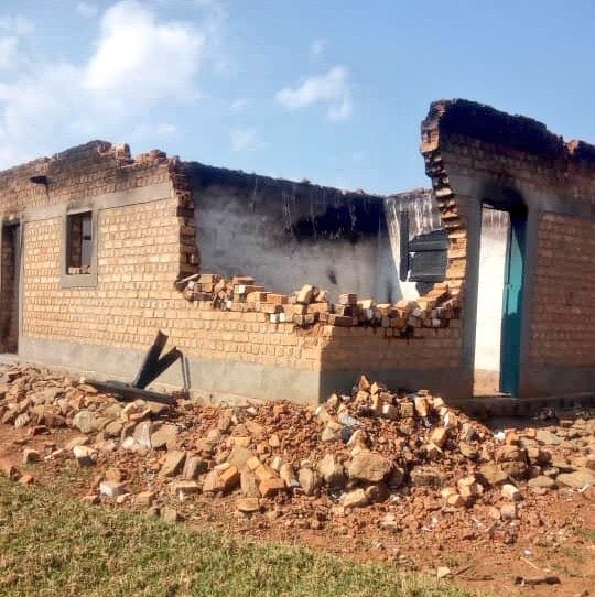 UmutesiRDC's tweet photo. 🔥 #NordKivu 🚨
L’Alliance Fleuve Congo / Mouvement du 23 Mars (AFC/M23) accuse les forces loyales à Kinshasa d’avoir incendié des habitations civiles à #Kawele, dans le territoire de Masisi, avant leur retrait le 26 février.
Lawrence Kanyuka, porte-parole du mouvement, évoque des ordres prémédités et dénonce de nouvelles violations du cessez-le-feu.
La crise humanitaire continue de s’aggraver dans l’est de la République démocratique du Congo. ⚠️
@LawrenceKanyuka