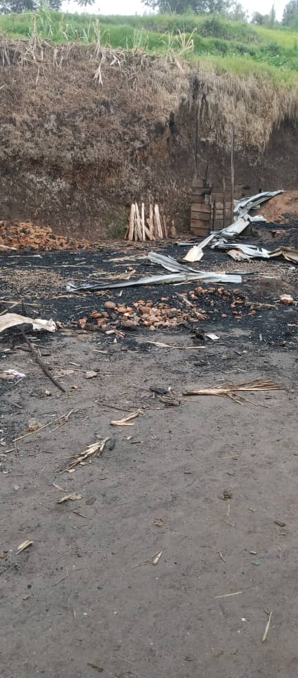 UmutesiRDC's tweet photo. 🔥 #NordKivu 🚨
L’Alliance Fleuve Congo / Mouvement du 23 Mars (AFC/M23) accuse les forces loyales à Kinshasa d’avoir incendié des habitations civiles à #Kawele, dans le territoire de Masisi, avant leur retrait le 26 février.
Lawrence Kanyuka, porte-parole du mouvement, évoque des ordres prémédités et dénonce de nouvelles violations du cessez-le-feu.
La crise humanitaire continue de s’aggraver dans l’est de la République démocratique du Congo. ⚠️
@LawrenceKanyuka