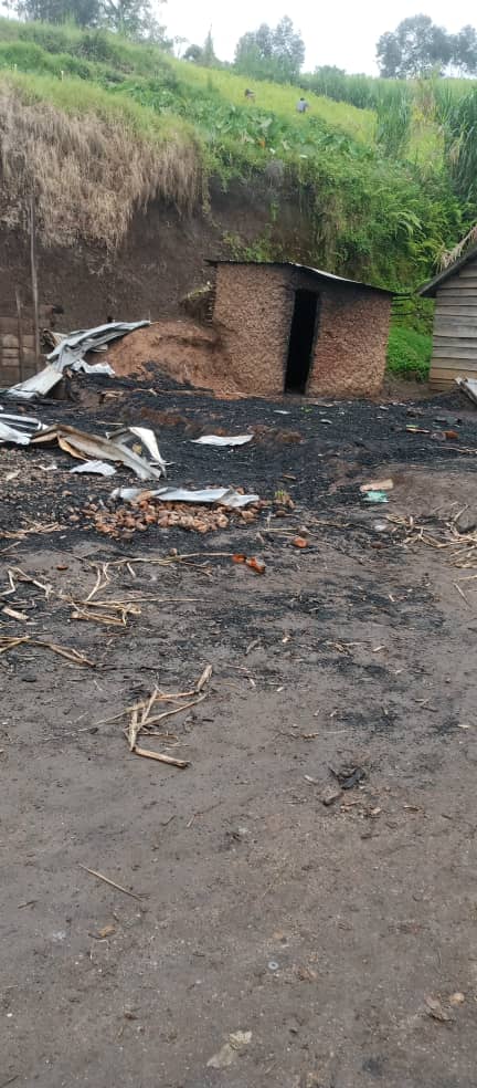 UmutesiRDC's tweet photo. 🔥 #NordKivu 🚨
L’Alliance Fleuve Congo / Mouvement du 23 Mars (AFC/M23) accuse les forces loyales à Kinshasa d’avoir incendié des habitations civiles à #Kawele, dans le territoire de Masisi, avant leur retrait le 26 février.
Lawrence Kanyuka, porte-parole du mouvement, évoque des ordres prémédités et dénonce de nouvelles violations du cessez-le-feu.
La crise humanitaire continue de s’aggraver dans l’est de la République démocratique du Congo. ⚠️
@LawrenceKanyuka