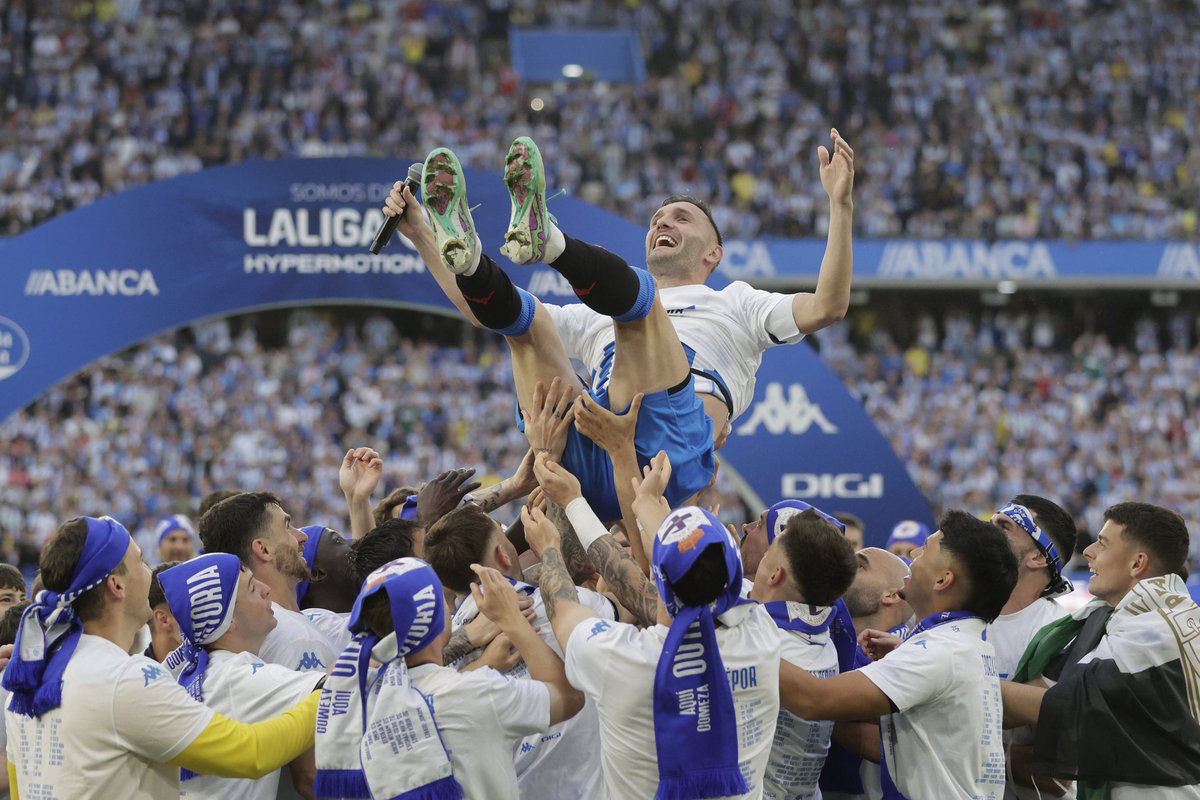D4mnCl's tweet photo. @javibonano @MPlusDeportes O nunca visto en Espanha. O equipo que duplica o presuposto de calquera equipo da categoría ascende tras 3 años de ridículos na terceira división española (1a rfef). #Históricos https://t.co/E0spqve4DN