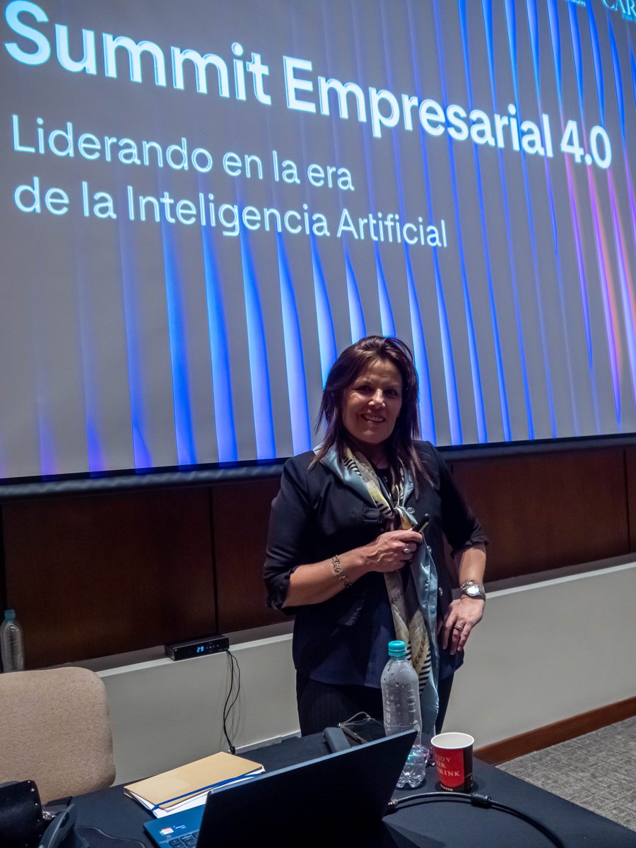 UNIR_Colombia's tweet photo. Más de 200 líderes, ejecutivos y estudiantes del #MBAExecutive analizaron cómo la IA en los negocios está transformando la estrategia, el talento y el #LiderazgoEmpresarial 🚀📊

🎙️Carlos Raúl Yepes, @patisner de #UNIR, Libardo Andrés Carpio de Yiki AI y Yehimy Rincón de #Raona💼 https://t.co/hbHF3hL4ly