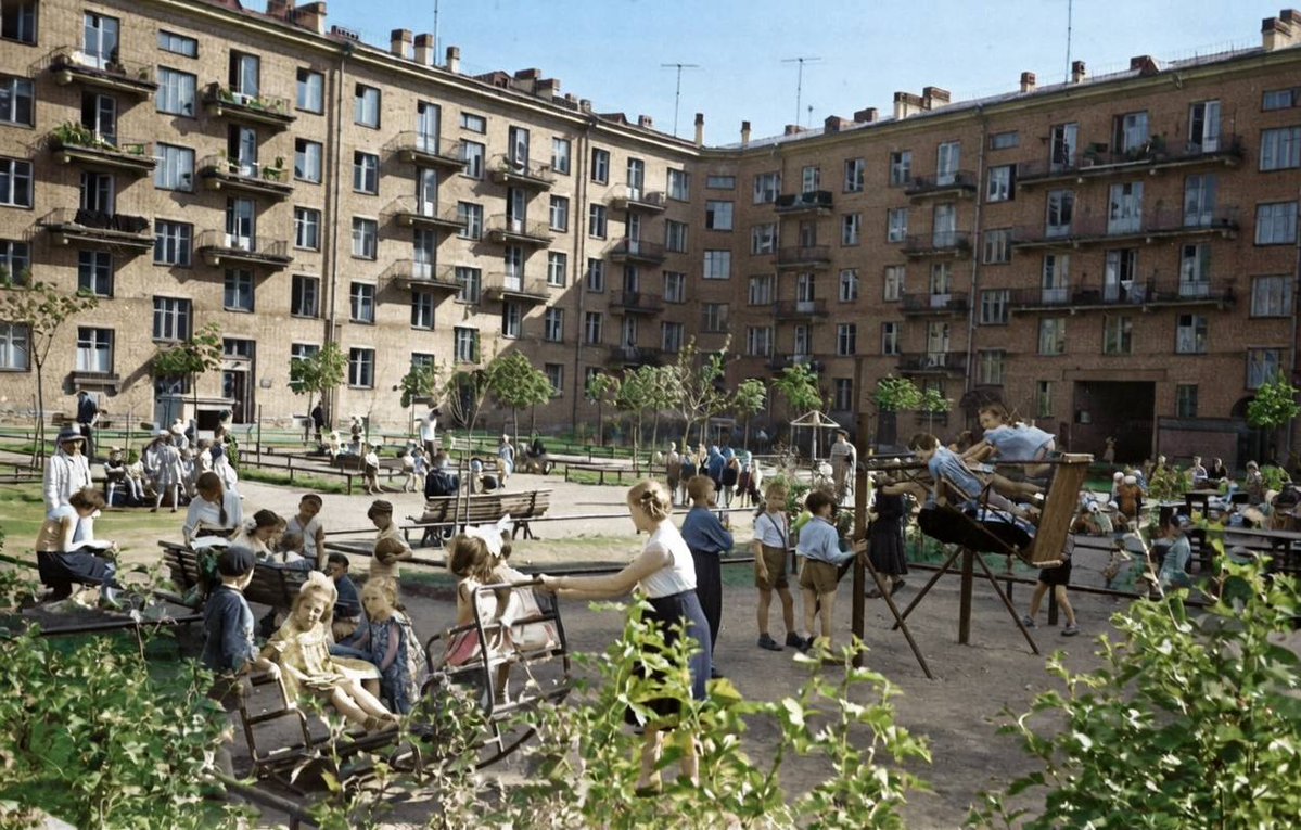 Детство без интернета.  Ленинград, 1960. 

Сейчас во дворах детей очень мало...