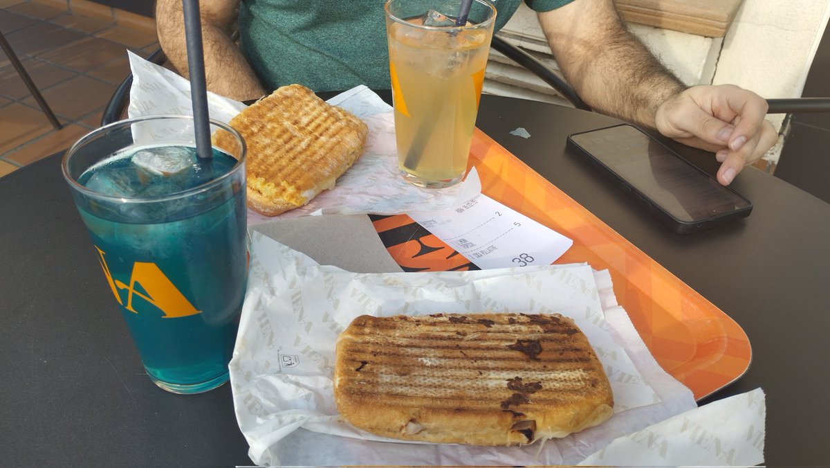 Porfin comiendo ûwû es una ¿coca? de pollo con compota de manzana y queso, esta bestial
Y las limonadas 😛😛

Y mi hermano de fondo