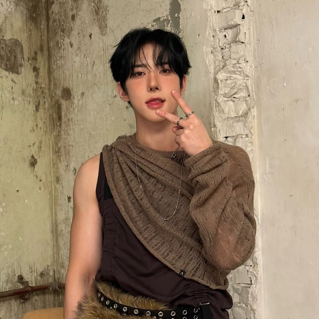 jongwoo pics tweet media