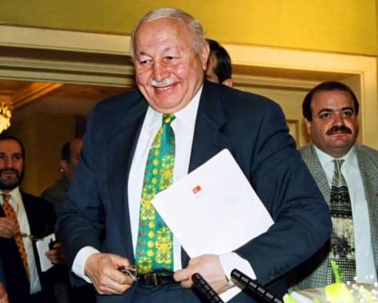 "Asıl marifet yük altında ve hizmet esnasında sadık ve sağlam kalabilmektir. Yoksa çay sohbetlerinde ve edebiyat kürsülerinde kahramanlık satmak kolaydır."

Prof. Dr. #NecmettinERBAKAN

Ruhun şad, makamın âli olsun.