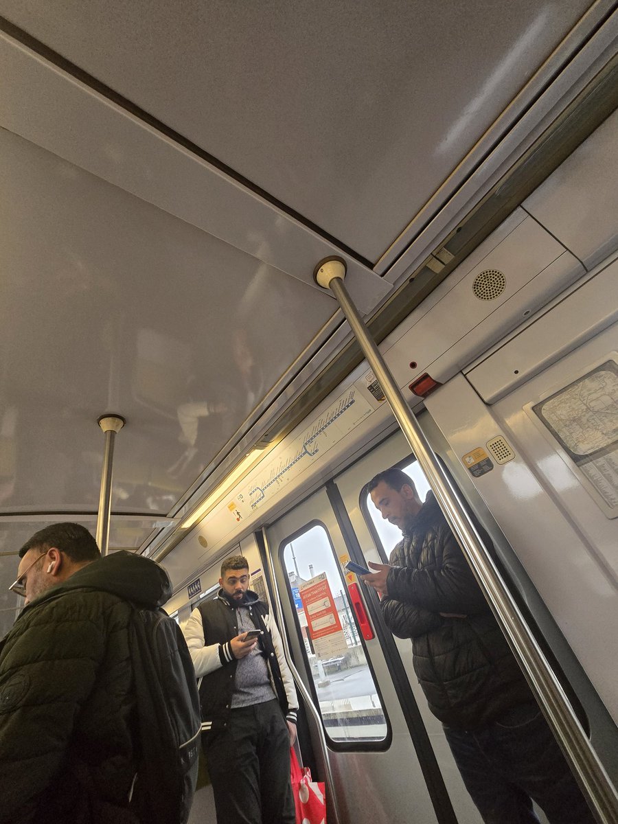 Bonjour <a href="/RERB/">RER B</a> ,

Mon train PPIT, qui est maintenant à Drancy, circule en éclairages bas (à l'intérieur, dans les voitures) comme s'il y avait une panne.

Est-ce normal ?

Merci d'avance