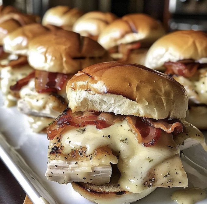 Chicken Bacon Ranch Sliders 🍔