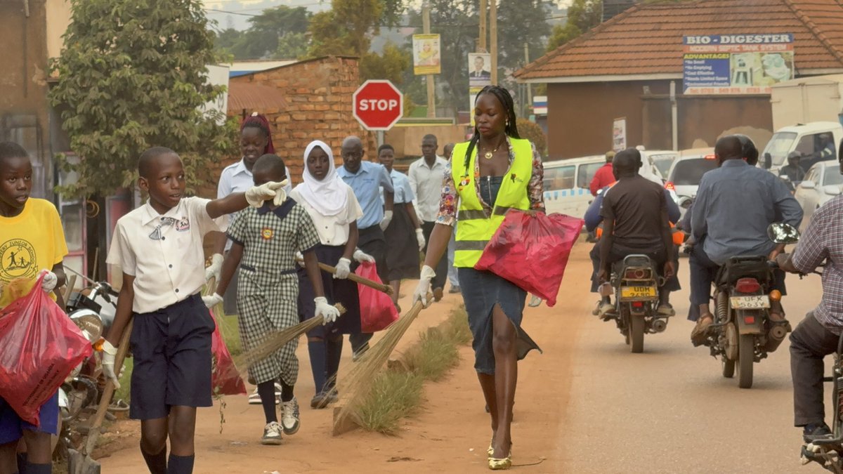 AtimMel22's tweet photo. Let the Pearl Shine Brighter✨Earlier today I joined Miss Tourism Uganda and Young Ambassadors from Discovery Junior School to clean up ,Let the Pearl Shine Campaign in Mutundwe💚.Community Service in Action.#LetThePearlShine#MissTourismUganda#CleanUpDrive😊 https://t.co/Cf2uhz0ewy