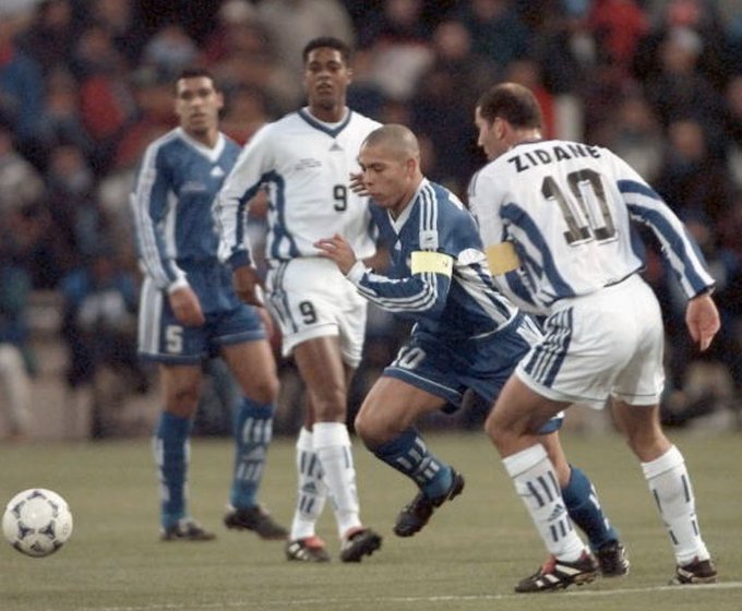 90sfootball's tweet photo. Ronaldo vs Zinedine Zidane. https://t.co/IYNz9ub8kO
